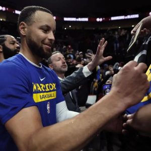 Stephen Curry makes NBA history in Warriors-Trail Blazers game