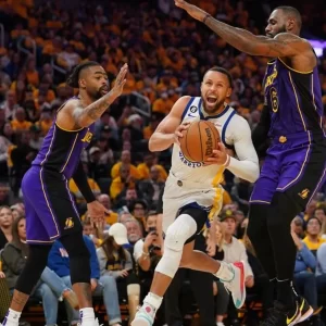 Warriors’ Stephen Curry reacts to Lakers’ aggressive defense on him