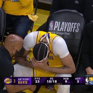 Lakers’ Anthony Davis leaves game 5 in a wheelchair